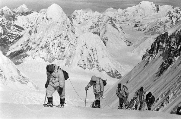△1960年5月，中國(guó)登山隊(duì)隊(duì)員在海拔7150米的冰雪坡上行進(jìn)。