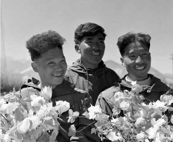 △1960年5月25日凌晨4點(diǎn)20分，中國(guó)登山隊(duì)隊(duì)員成功登上珠穆朗瑪峰。（右起）王富洲、貢布（藏族）和屈銀華。